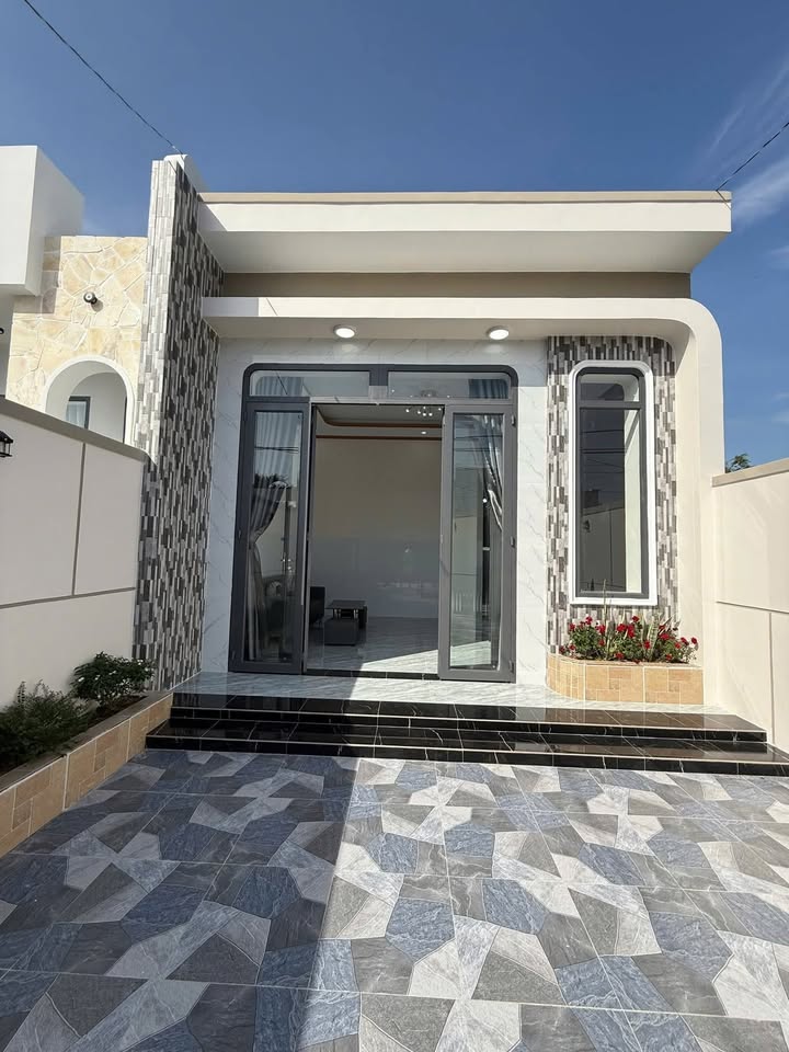 Nhà đẹp hẻm 20 Phạm Hùng, Long Hoa, 125m² giá chỉ 1.39 tỷ - Sẵn sàng vào ở ngay!