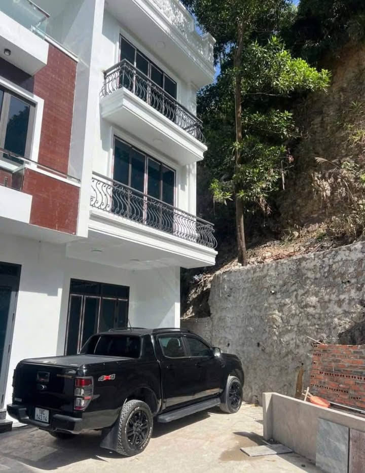 Nhà 3 tầng Ngõ 9 Cao Thắng, Hạ Long 100m² giá 2.9 tỷ - Full nội thất sang trọng!