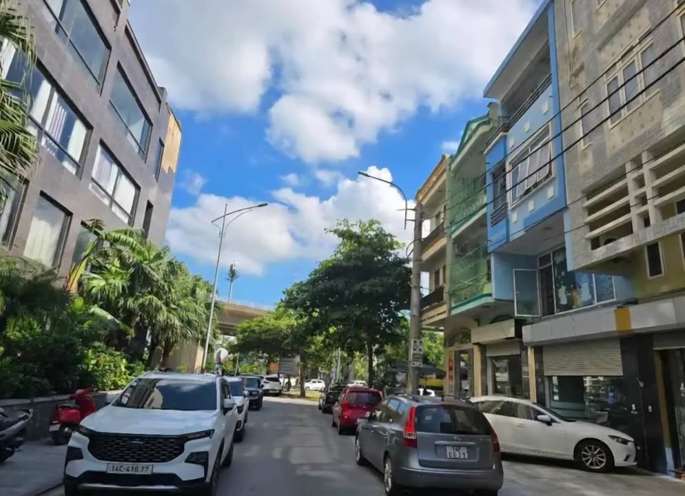 Nhà mặt tiền Trần Hưng Đạo, Hạ Long 240m² giá 8 tỷ - Kinh doanh sầm uất!