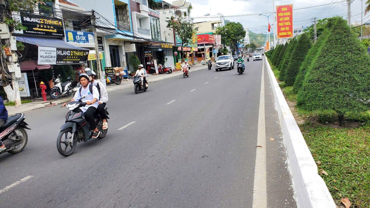 Nhà 2 tầng mặt tiền đường 2/4, phường Vĩnh Hải, Nha Trang 118m² giá 12.5 tỷ - Đầu tư lý tưởng!