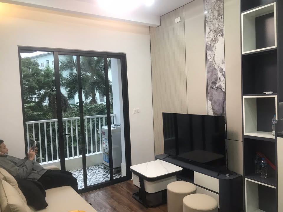 Chung cư Việt Hưng Long Biên 40m² giá 2 tỷ - Full nội thất sang trọng!