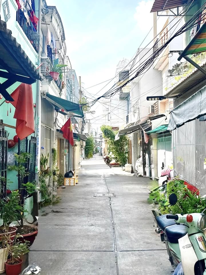 Nhà phố 2 tầng hẻm xe hơi Bình Trị Đông 37m² giá 3 tỷ - Sẵn sàng vào ở!