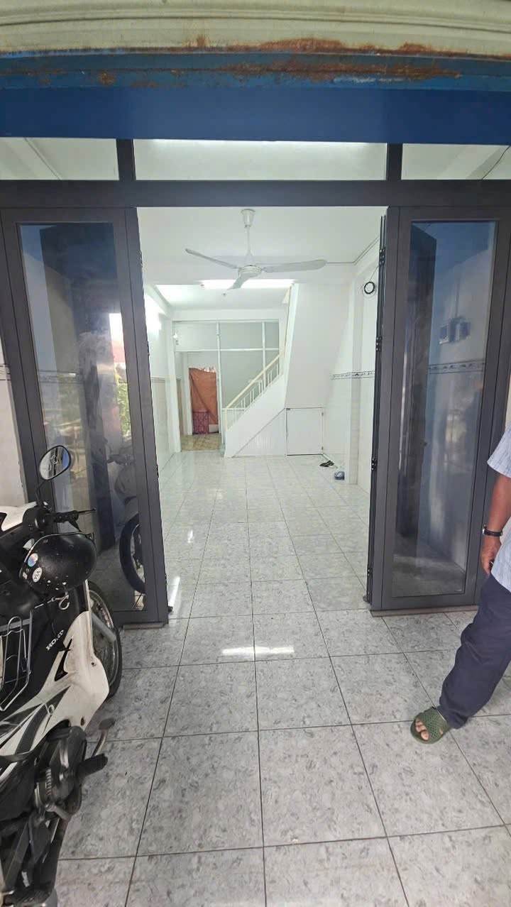 Nhà mặt tiền chợ Ba Đình, quận 8, 38m² chỉ 12 triệu/tháng - Kinh doanh sầm uất!