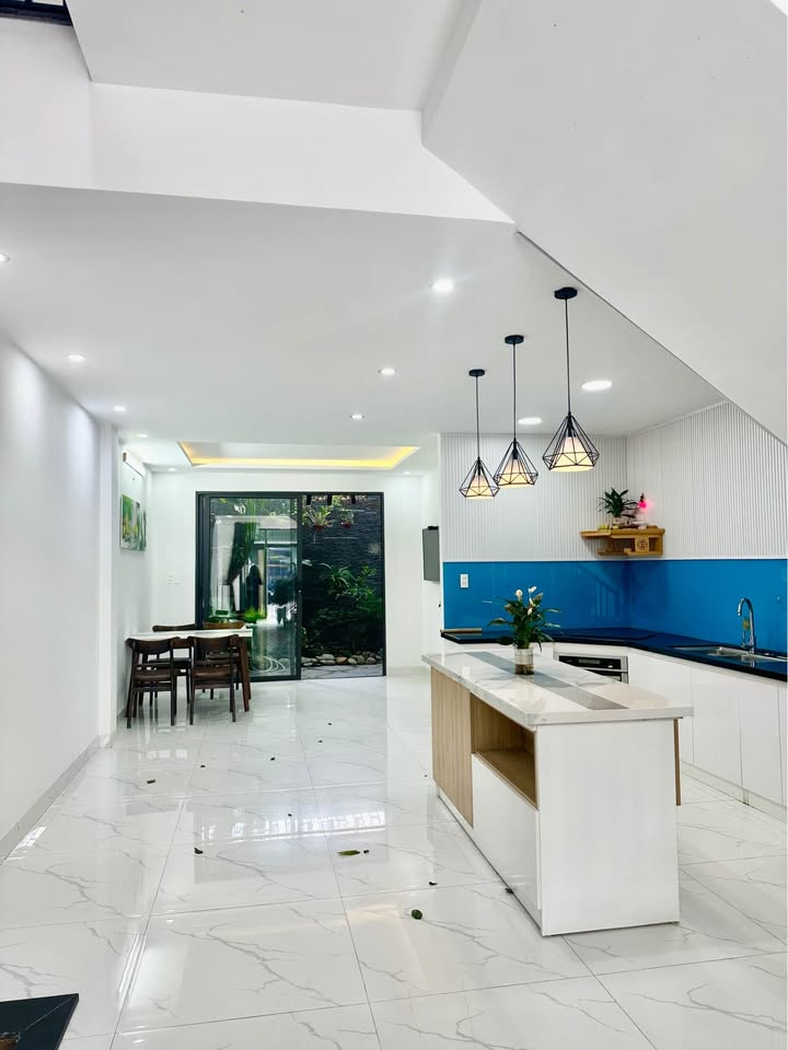 Nhà 3 tầng Hòa Xuân, Đà Nẵng 100m² giá 8.3 tỷ - Full nội thất, sẵn sàng ở ngay!