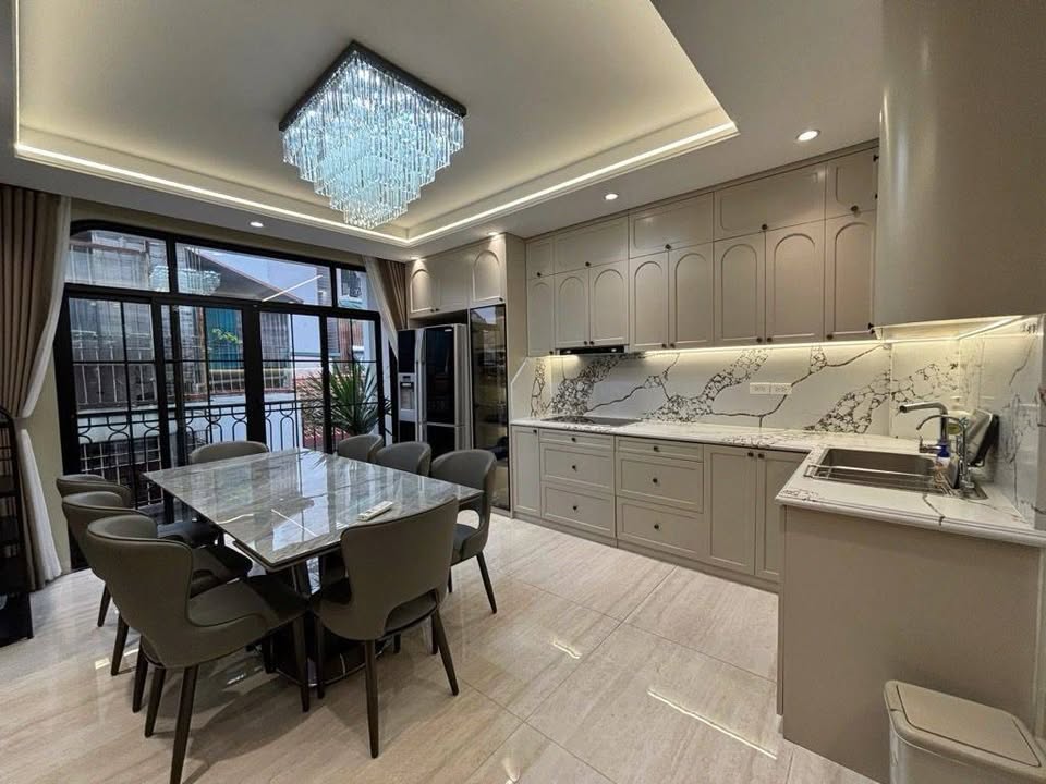 Nhà riêng Ngọc Khánh 40m² giá 20 tỷ - Sẵn sàng ở ngay với thang máy và gara ô tô!