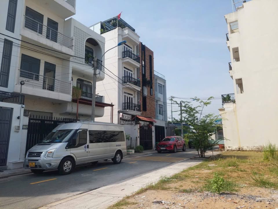 Đất nền góc 2 mặt tiền Long Trường Thủ Đức 83m² giá chỉ 5 tỷ - Đầu tư sinh lời ngay!