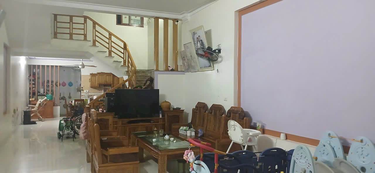 Nhà 3 tầng phường Đông Hải 90m² giá 5.7 tỷ - Thiết kế chắc chắn, tiện nghi đầy đủ!