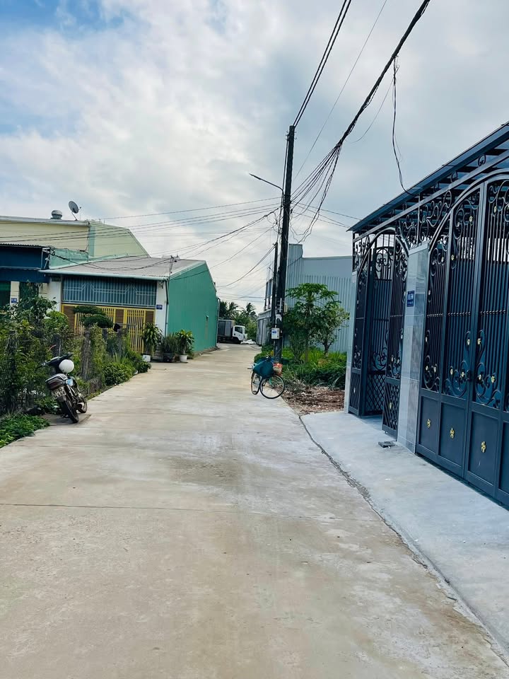 Nhà 4 căn liền kề hẻm 580 Lý Thái Tổ, 100m² giá 2.39 tỷ - Khu dân cư an ninh!