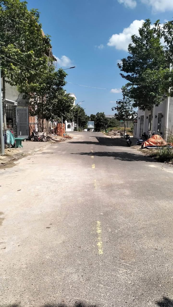 Nhà phố KDC Uyên Hưng Tân Uyên 75m² giá 2.1 tỷ - Thiết kế sang trọng, tiện nghi!