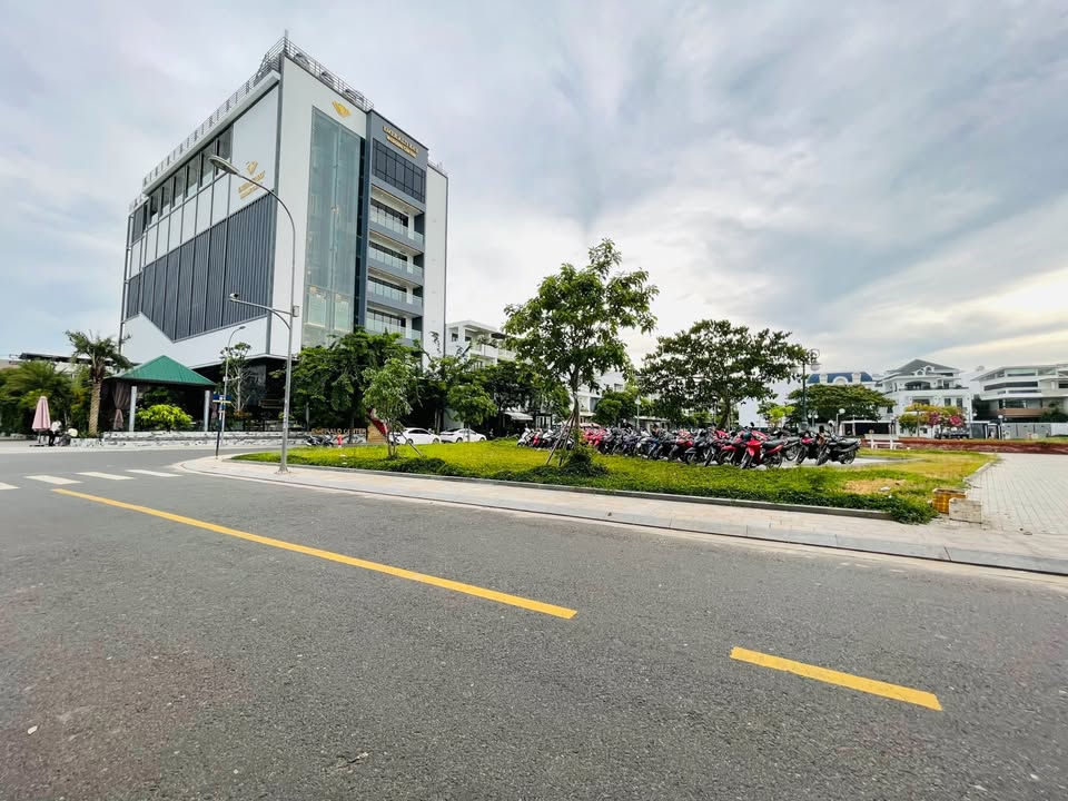 Nhà 3 tầng đường Bùi Phùng, Phước Hải, Nha Trang - Sổ hồng chính chủ, giá 9.65 tỷ!