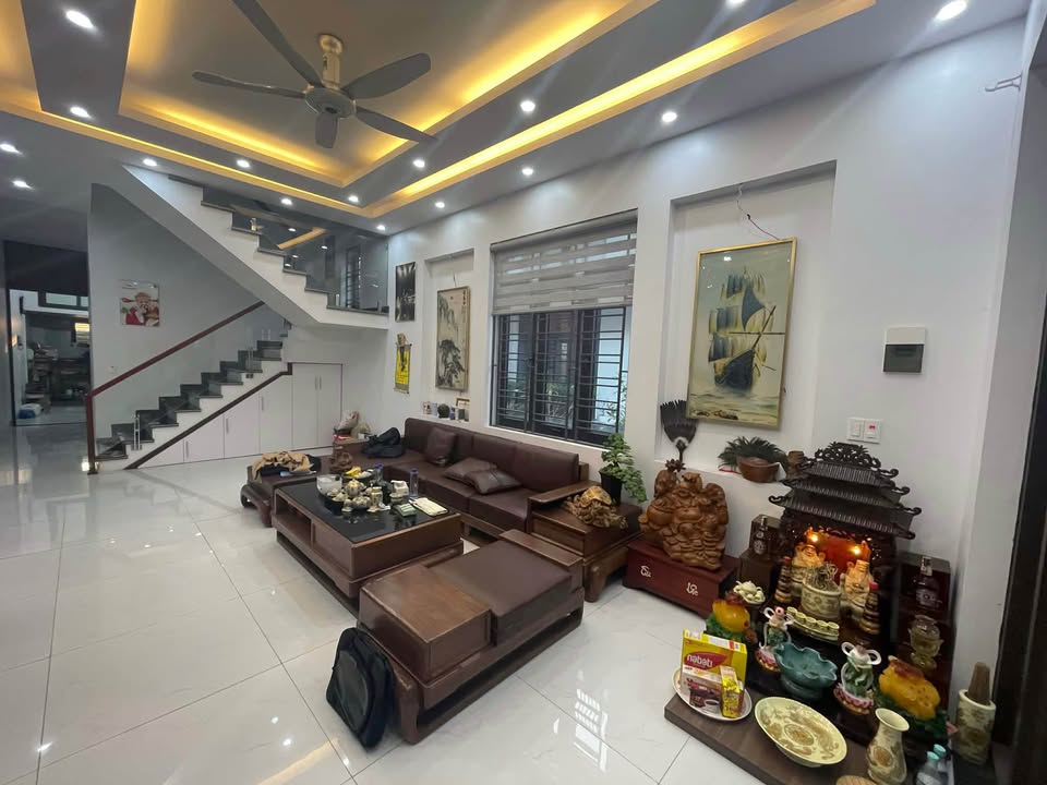 Nhà 2 tầng kiên cố tại Quang Hanh 105m² giá 2 tỷ - Ô tô đỗ cửa, gần chợ