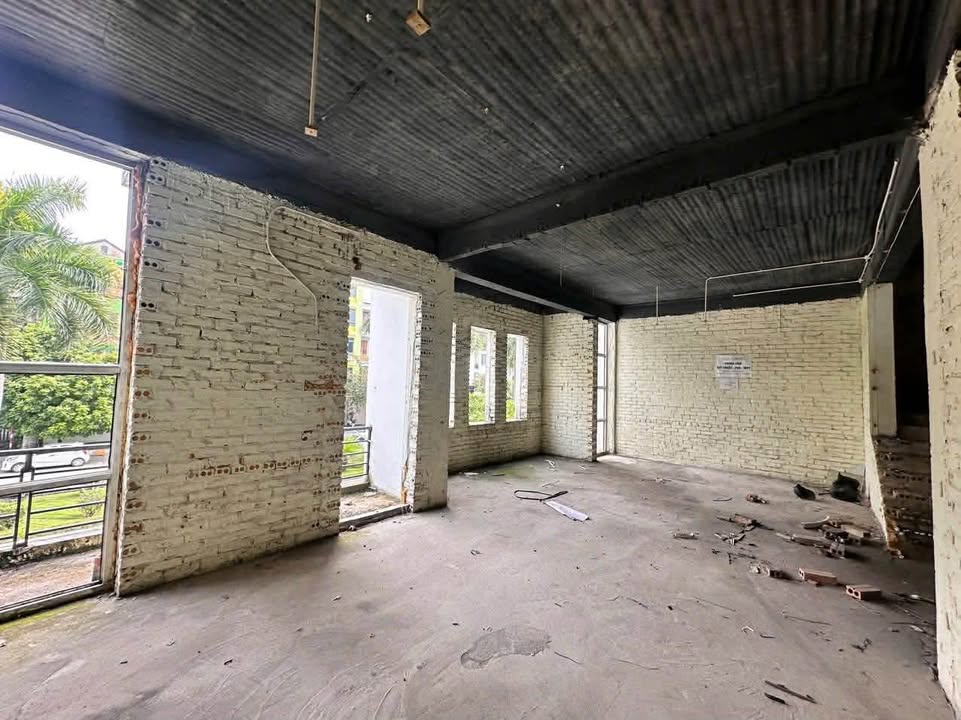 Nhà phố cho thuê tại Lạc Long Quân 124m² giá 15 triệu - Kinh doanh sầm uất!