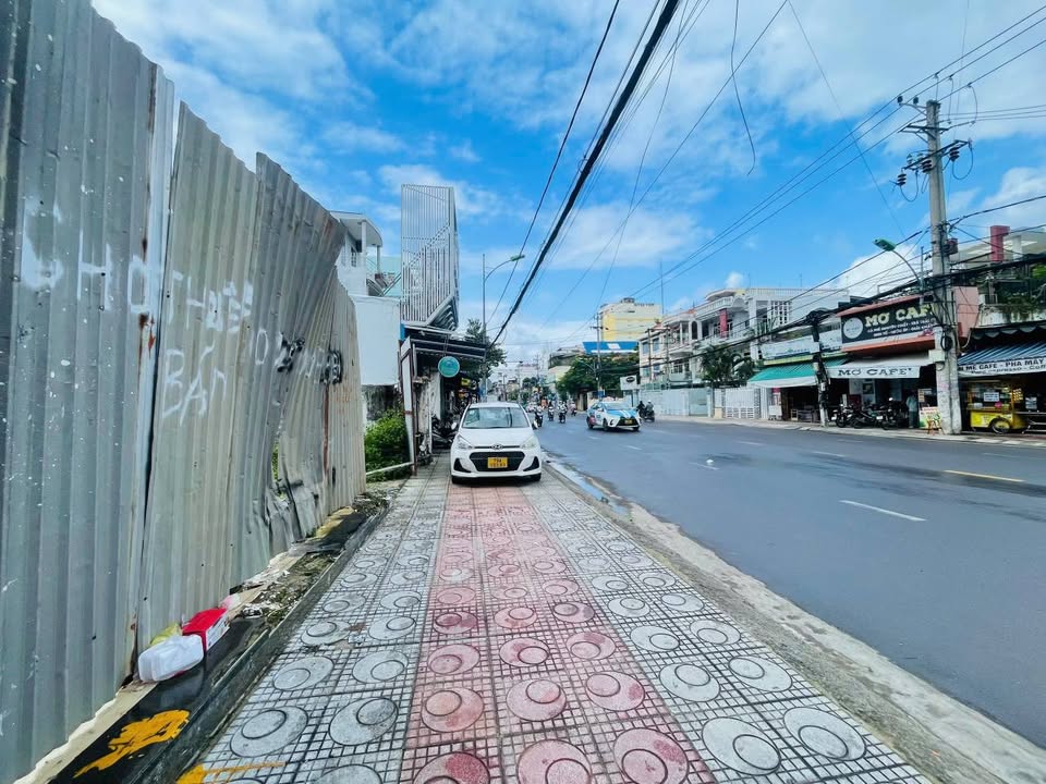 Đất trống cho thuê mặt tiền đường 2/4, Nha Trang 1560m² - Vị trí đắc địa kinh doanh!