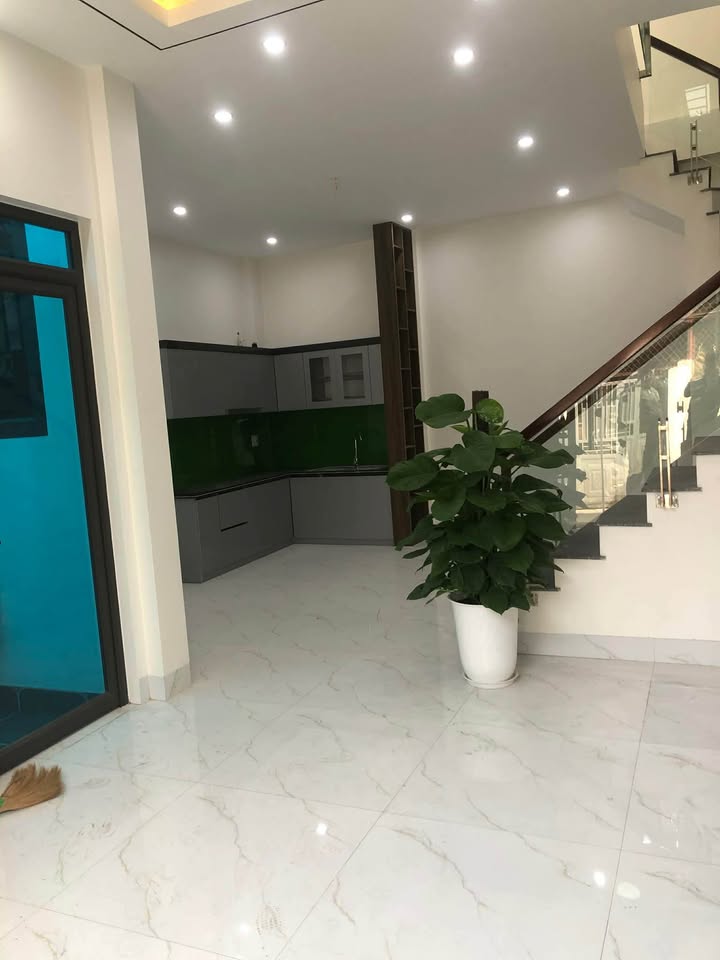 Nhà 3 tầng mới xây Ngõ 606 Văn Cao, 50m² giá 2.35 tỷ - Tiện nghi đầy đủ!