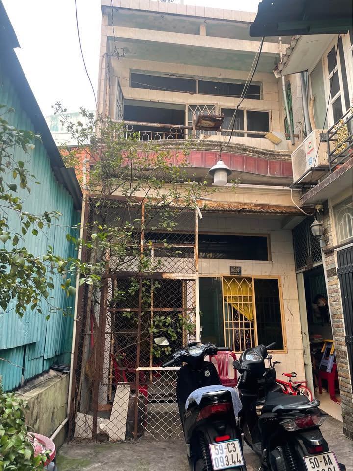 Nhà phố quận 4 Tôn Thất Thuyết 21.5m² giá 2.1 tỷ - Tiện xây mới ngay!