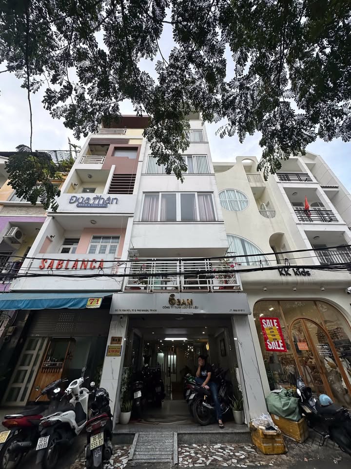 Nhà Mặt Tiền Đường Hoa Sữa, Phú Nhuận 125m² - Thích hợp kinh doanh ngay!