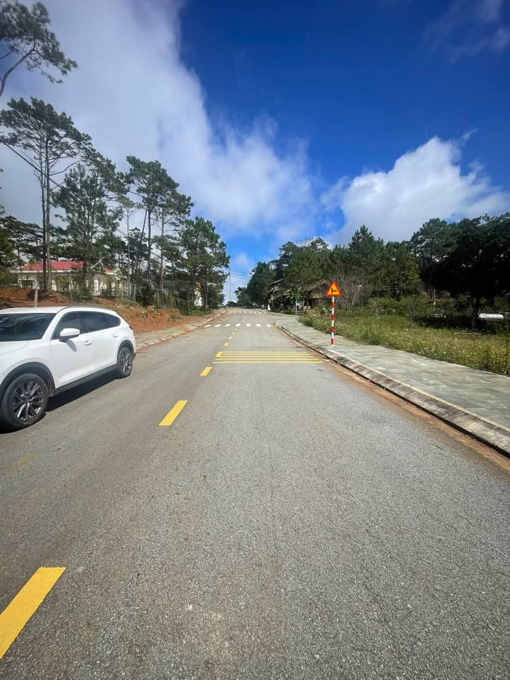 Đất thổ cư đường Đinh Bộ Lĩnh, thị trấn Măng Đen 684m² giá 2 tỷ - Cơ hội đầu tư tuyệt vời!