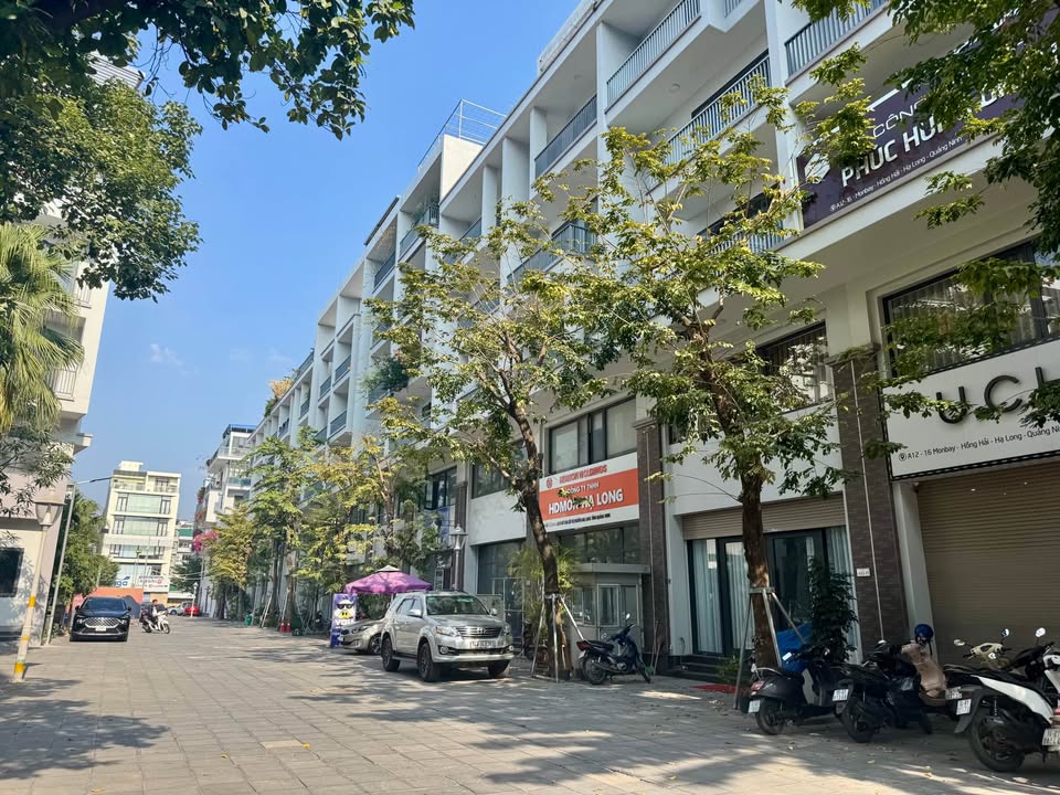 Nhà phố Monbay Hạ Long 120m² giá 27 tỷ - Nội thất cơ bản, thang máy hiện đại!