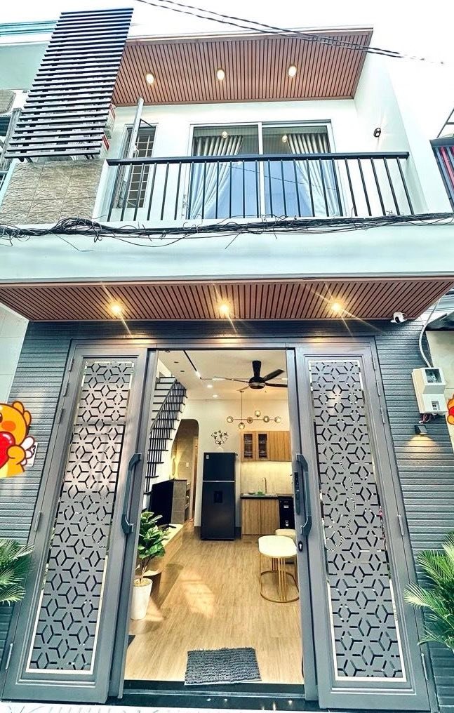 Nhà đẹp Tân Phú 32m² giá 5 tỷ - Nội thất cao cấp, hẻm xe hơi