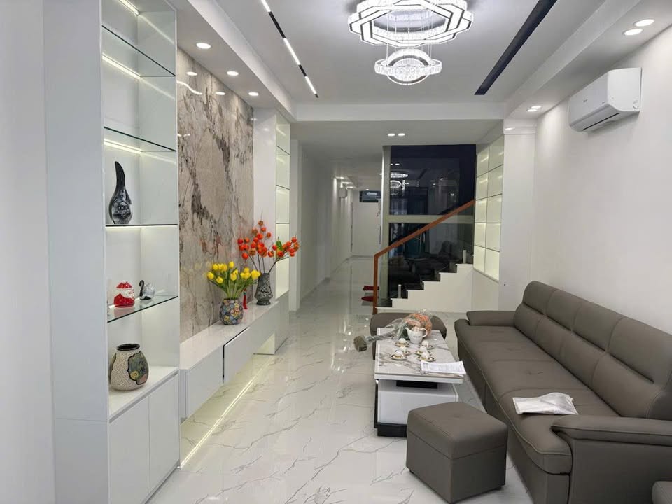 Nhà phố Hoàng Cầu 82m² giá 25.95 tỷ - Ô tô tránh, sổ đỏ chính chủ!