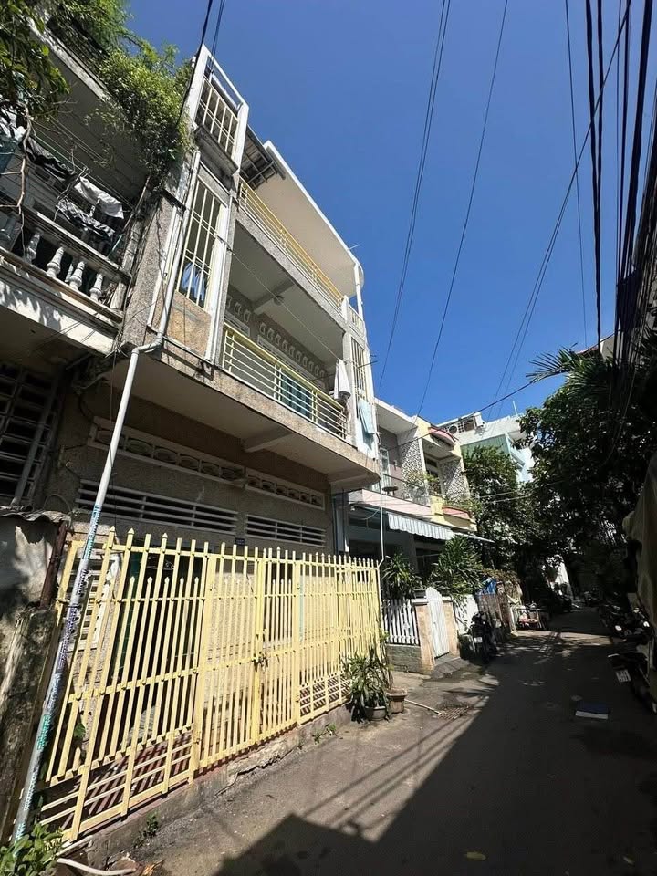 Bán nhà 3 tầng góc 2 mặt hẻm Lê Hồng Phong, Quy Nhơn 31m² - Gần biển, tiện ích đầy đủ!