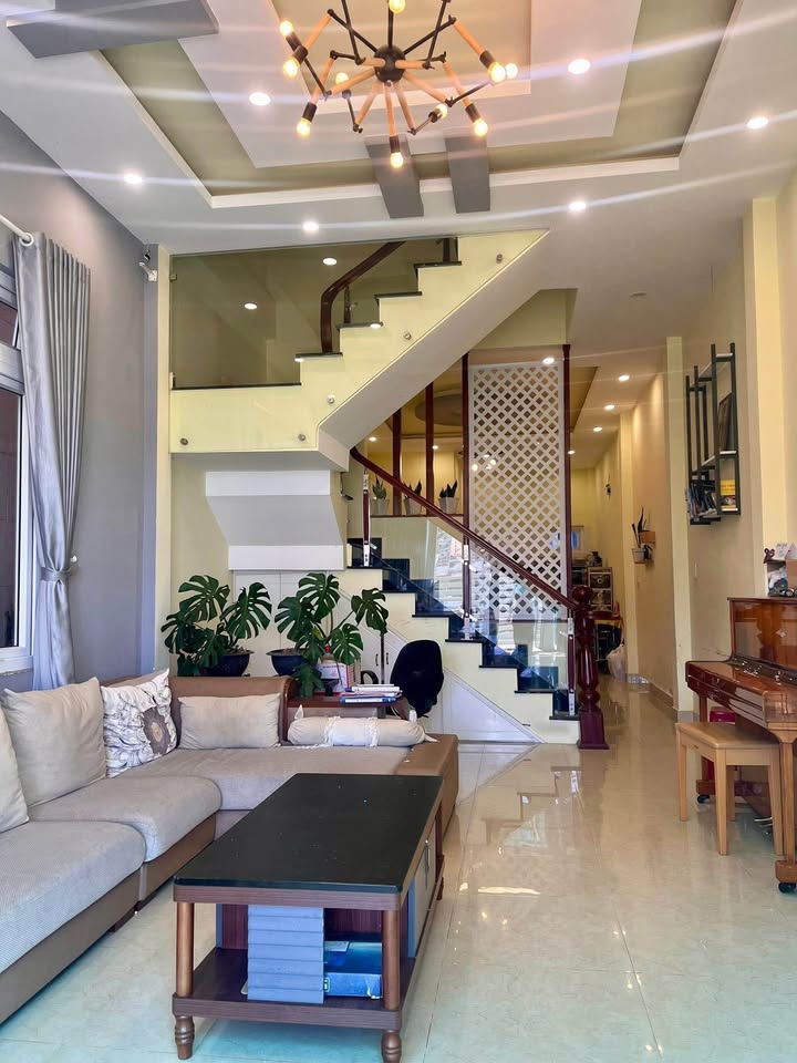 Nhà phố đường Lữ Gia, Đà Lạt 90m² giá 5.8 tỷ - Khu dân cư an ninh, thuận tiện!