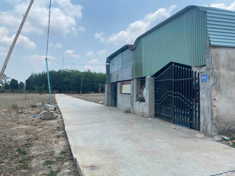 Đất nền xã Ia Chim, Kon Tum 670m² giá 300 triệu - Đất 2 mặt tiền, khu dân cư đông đúc!