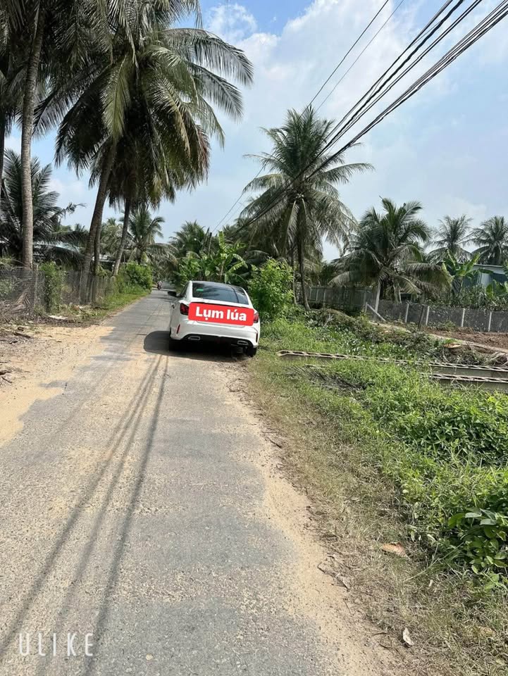 Đất vườn 640m² mặt tiền nhựa, thổ cư 100m² - Giá chỉ 1.05 tỷ VND!