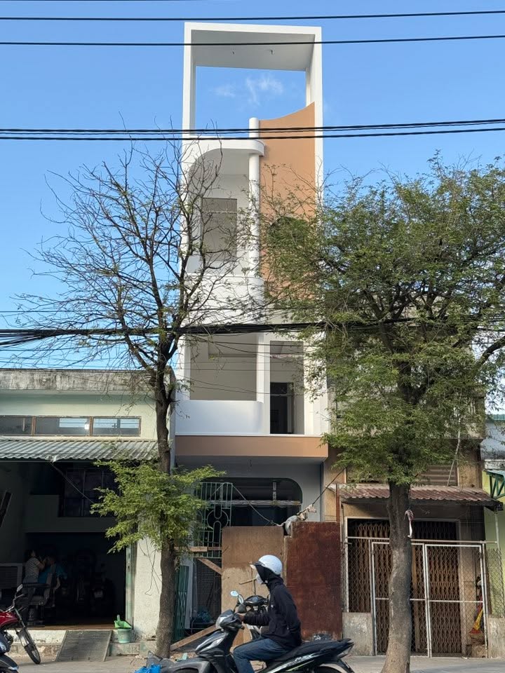 Nhà 3 Tầng Mặt Tiền Hùng Vương, Quy Nhơn, 54m² - Đầu Tư Kinh Doanh Lợi Nhuận