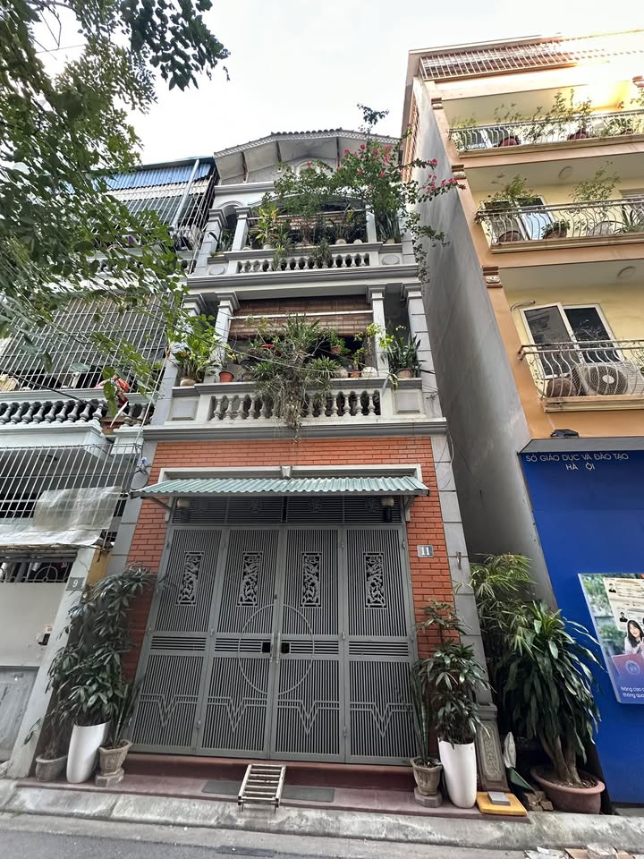 Nhà 3 tầng tại Liên Mạc, Bắc Từ Liêm 61m² giá 6.7 tỷ - Sổ đỏ chính chủ, không thể bỏ lỡ!