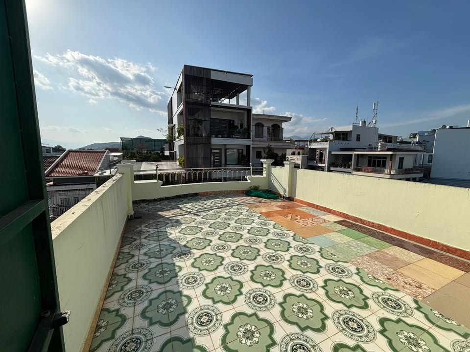 Nhà 2 tầng kiên cố hẻm đường 2/4, Vĩnh Hải 110m² giá 6.95 tỷ - Tiện nghi sống đẳng cấp!