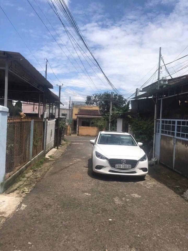 Nhà riêng Bảo Lộc 98m² giá 2.7 tỷ - Sổ đỏ chính chủ, hẻm ô tô tránh nhau!