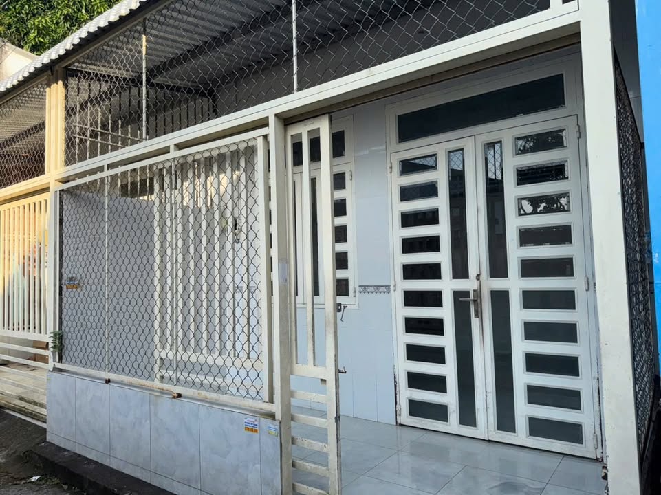 Nhà cho thuê hẻm đường Nguyễn Thị Tạo, Bình Thủy, Cần Thơ 67m² - Giá chỉ 2.5 triệu/tháng!