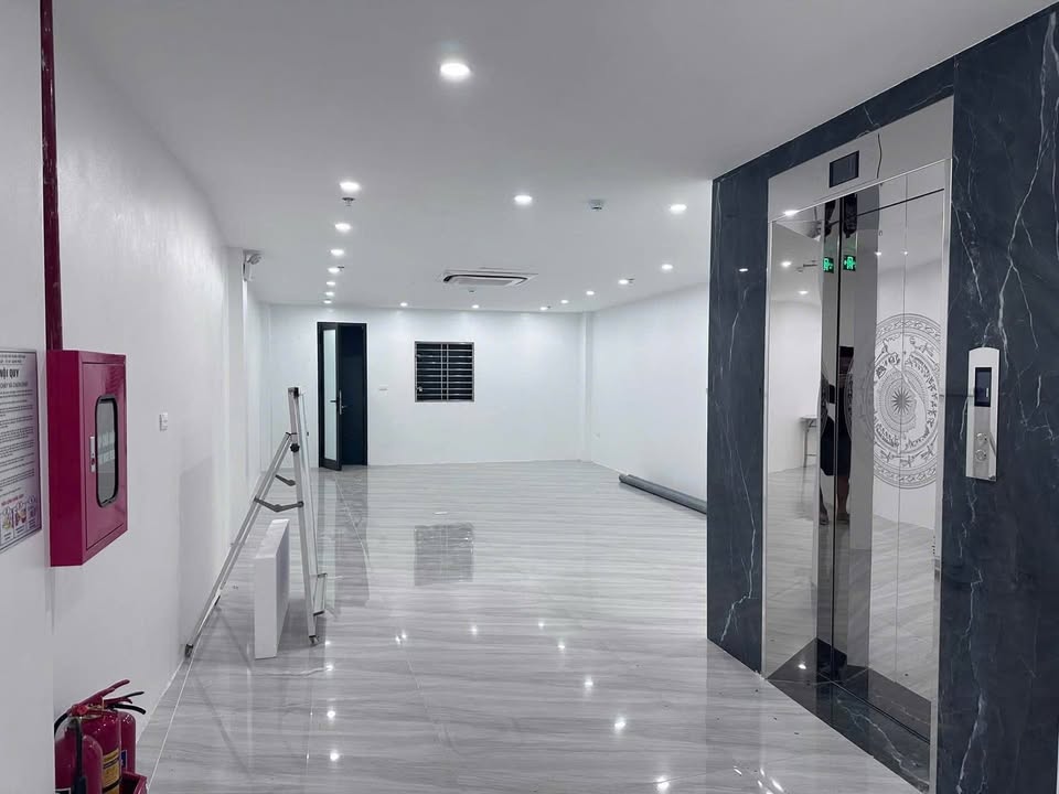 Cho thuê tầng 1 tòa nhà Phố Vọng 130m² giá 57 triệu - Mặt phố đắc địa, dễ nhận diện!