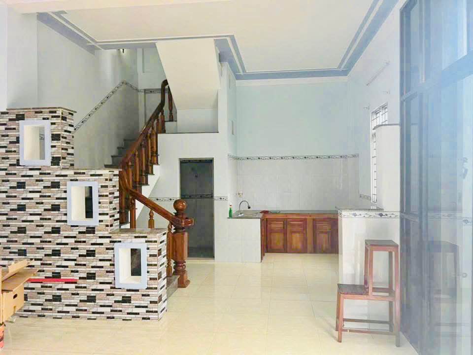 Nhà 2 tầng hẻm ô tô đường Lạc Long Quân 40.2m² giá 1.4 tỷ - Căn nhà hoàn hảo cho gia đình!