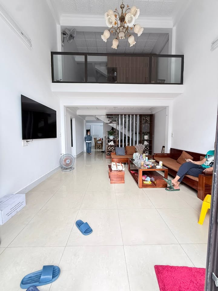 Nhà đẹp 3,5 tầng Hoà Cường 72m² giá 7 tỷ - Gần sông Thăng Long, nội thất cao cấp!