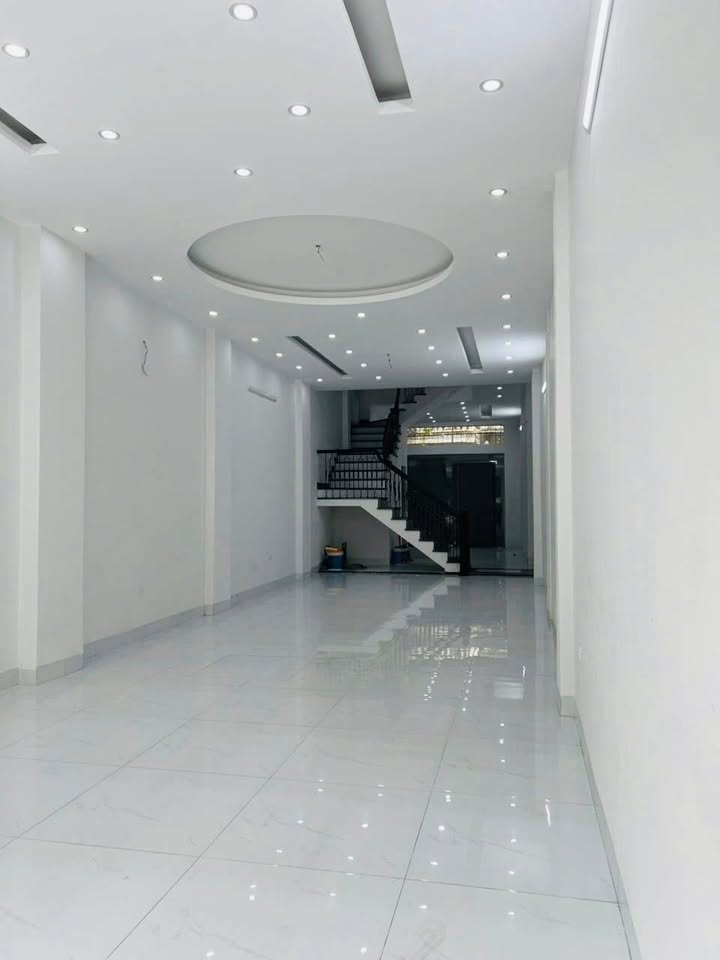 Nhà phố 3 tầng Lê Hoàn, 110m² giá 28 tỷ - Vị trí kinh doanh sầm uất!