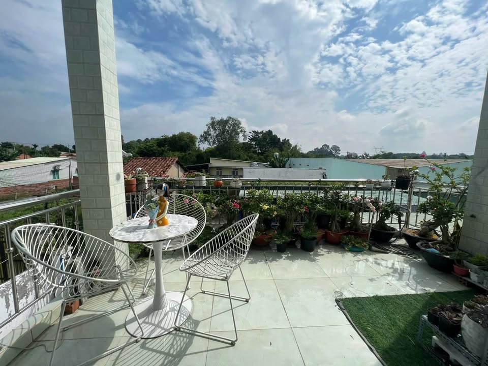 Nhà phố Phú An, Bình Dương 68m² giá 2.4 tỷ - Sổ hồng chính chủ, gần chợ và trường học!