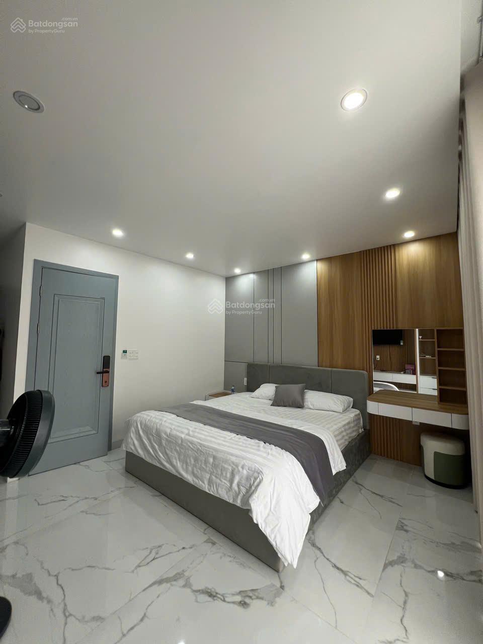 Biệt thự Vinhomes Royal Island 75m² giá 25 triệu - Sang trọng đẳng cấp với thang máy!