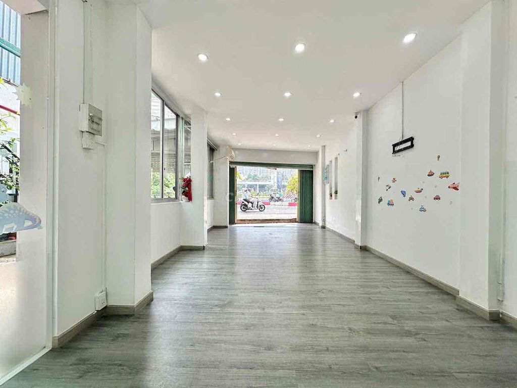 Cho thuê Mặt bằng Kinh doanh 240m² Mặt tiền Điện Biên Phủ, Ngay Hàng Xanh - Tiềm năng sinh lời cao!