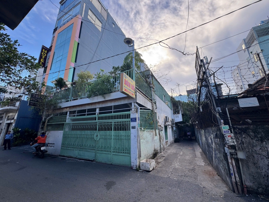 Bán gấp góc 2 mặt tiền hẻm thông CMT8, Quận 3, 180m² - Cơ hội đầu tư lý tưởng!