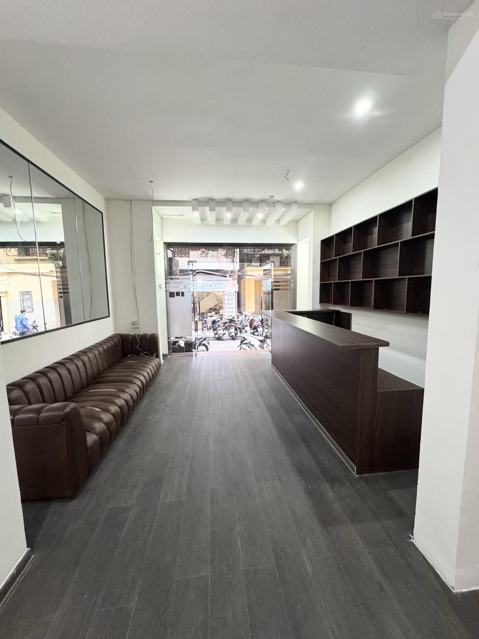 Cho thuê cửa hàng phố Linh Lang 40m² giá 12 triệu - Đường rộng, thuận lợi kinh doanh!