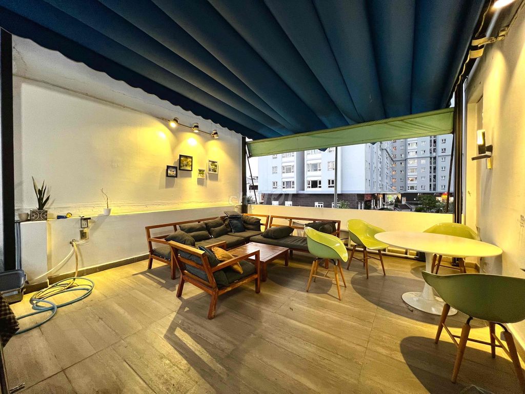 Penthouse 2PN 128m² ngay Nguyễn Xí Bình Thạnh giá 15 triệu - Thiết kế tinh tế, sân vườn thoáng mát!