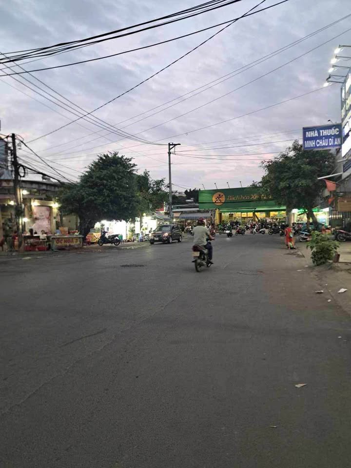 Bán nhà mặt tiền đường Dĩ An 210m² giá 12 tỷ - Cơ hội đầu tư hấp dẫn!