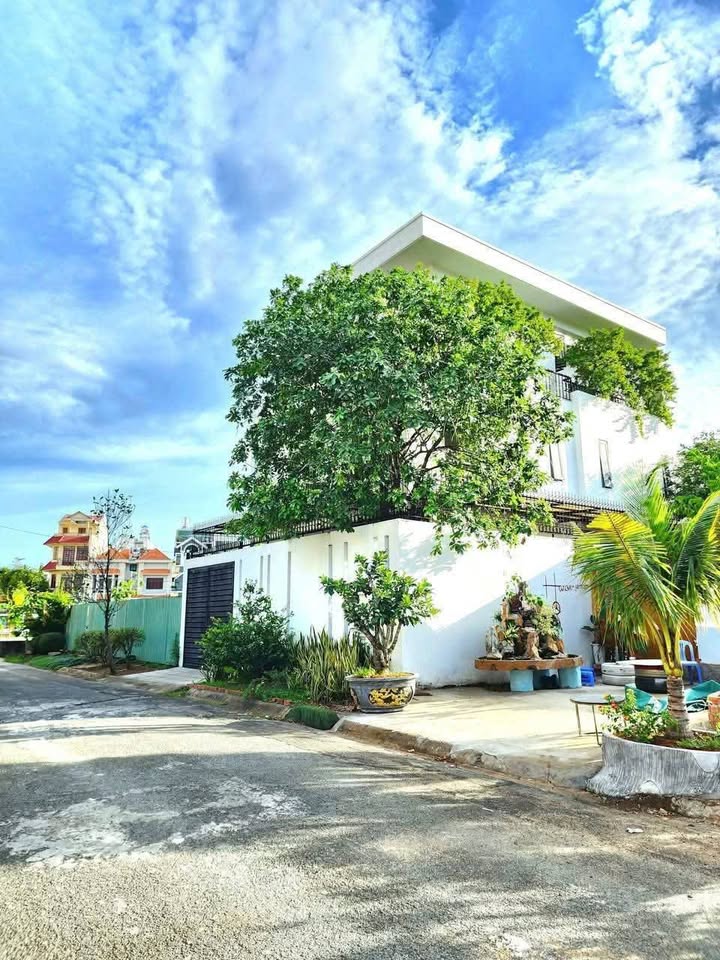 Biệt thự KDC 10 Mẫu, Bình Trưng Đông 165m² giá 23.5 tỷ - Nội thất đầy đủ, chỉ việc vào ở!