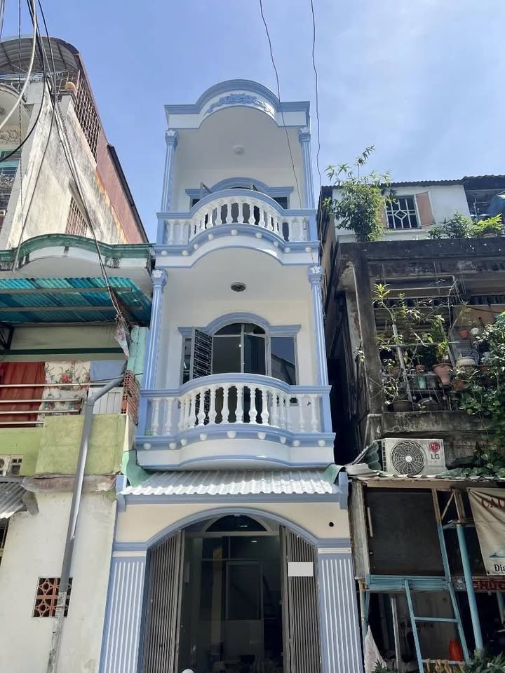 Nhà cho thuê hẻm xe hơi Cách Mạng Tháng 8, Quận 10 - 3 tầng rộng rãi, chỉ 17 triệu/tháng!