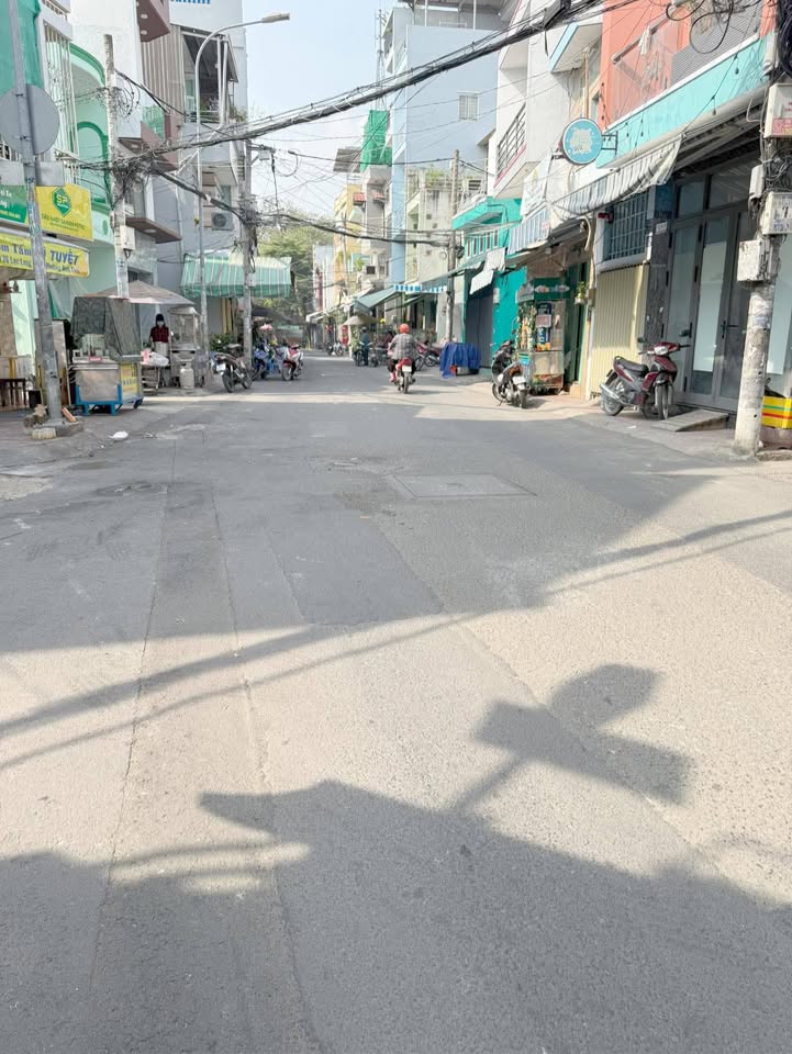 Nhà 3 tầng Lạc Long Quân, Quận 11, 33m² giá 5.35 tỷ - Kinh doanh sầm uất!