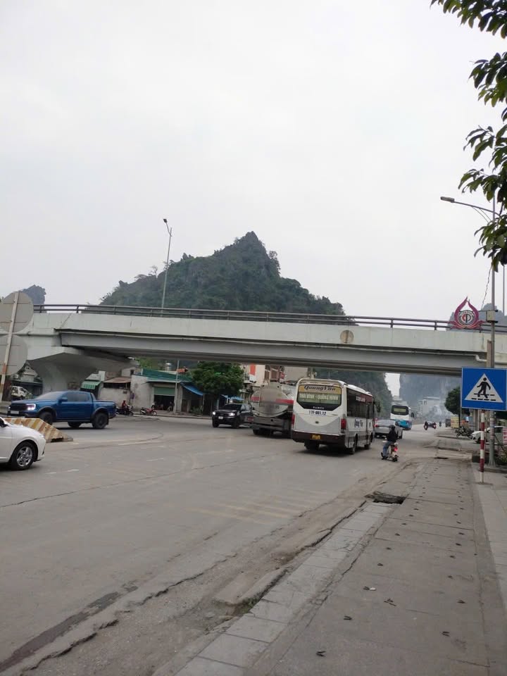 Nhà 3 tầng mặt đường 18, phường Quang Hanh, 54m² giá 3.5 tỷ - Kinh doanh thuận lợi!