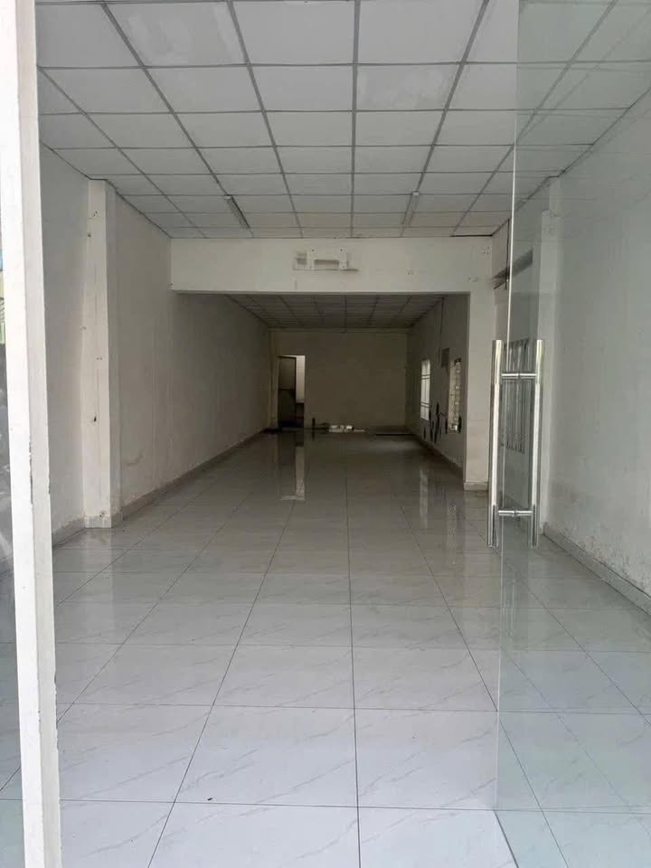 Nhà mặt tiền Trần Văn Mười, Hóc Môn 120m² giá chỉ 12 triệu - Vị trí đẹp, thích hợp kinh doanh!