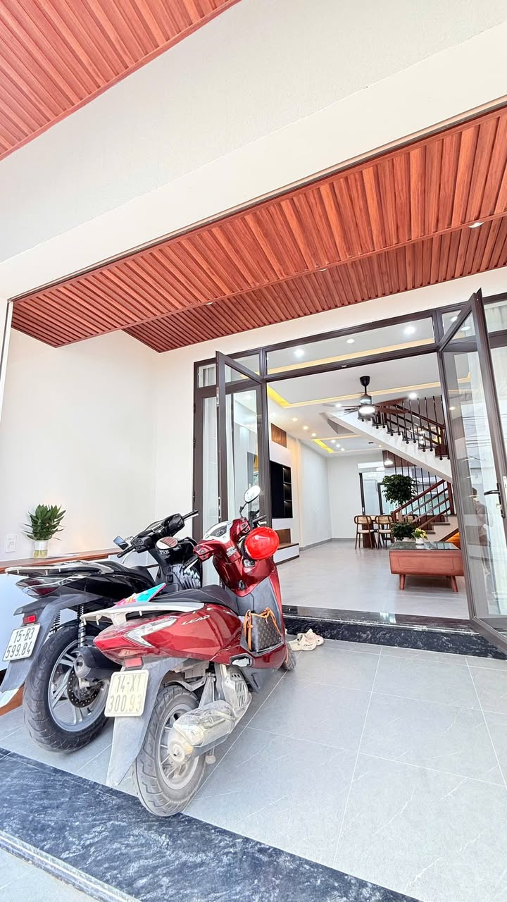 Nhà 3 tầng Quỳnh Hoàng 80m² giá 5,5 tỷ - Vị trí vàng, khu dân cư sầm uất!